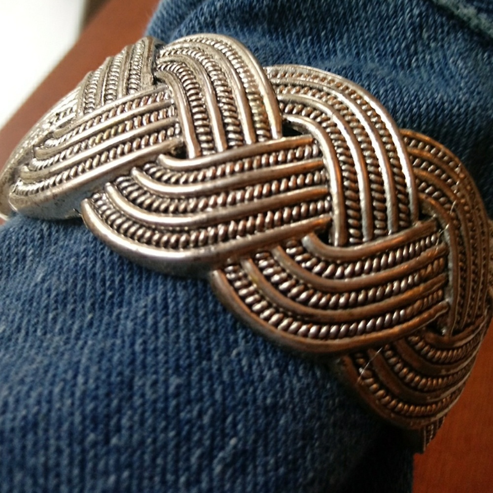 Hinged metal bracelet